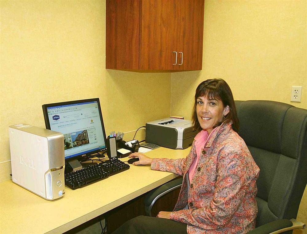 Hampton Inn & Suites Fort Myers Естеро Зручності фото
