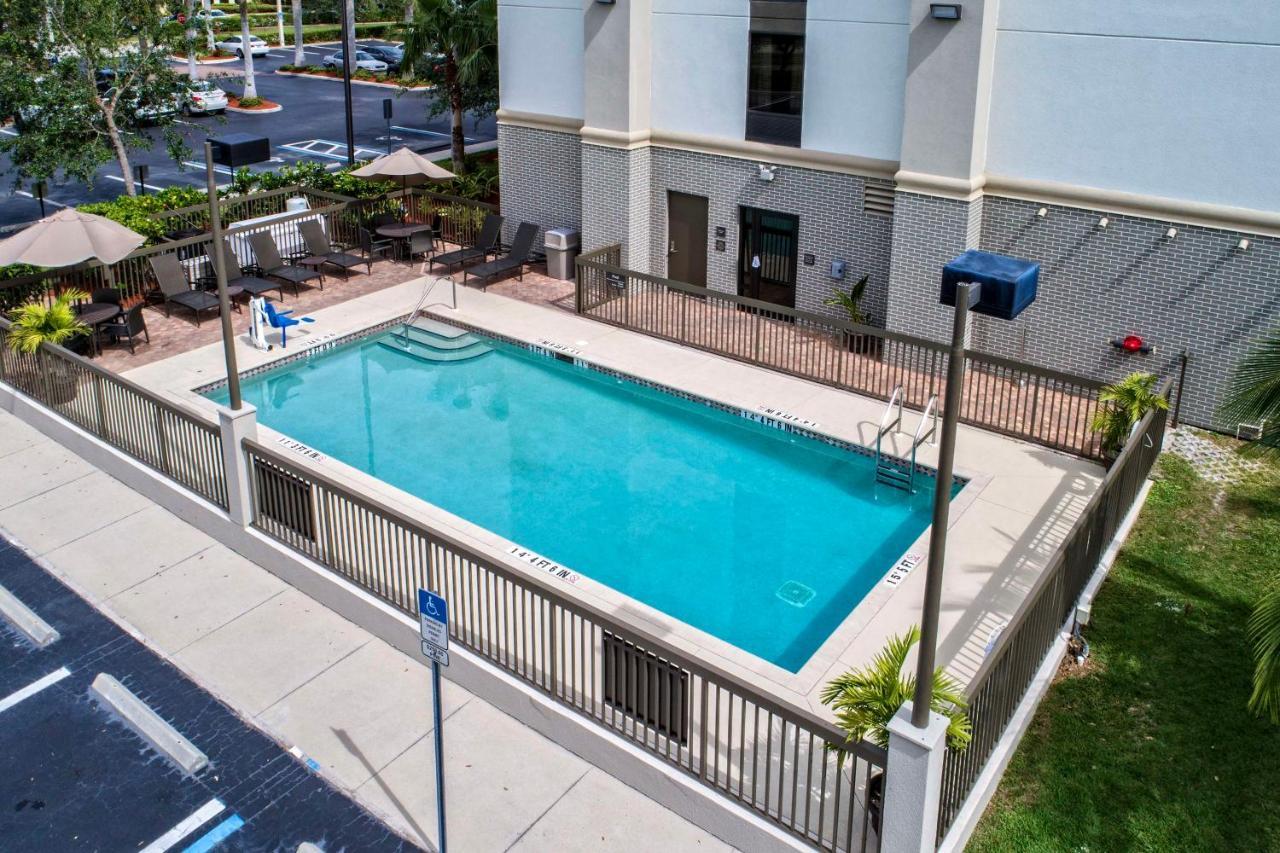 Hampton Inn & Suites Fort Myers Естеро Екстер'єр фото