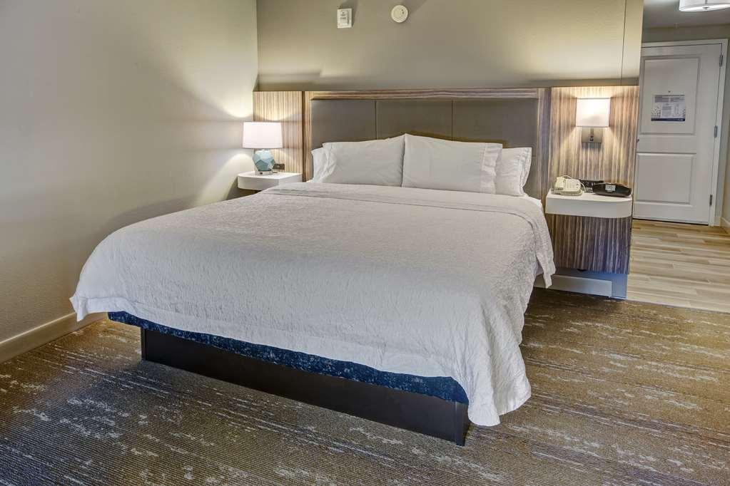 Hampton Inn & Suites Fort Myers Естеро Номер фото