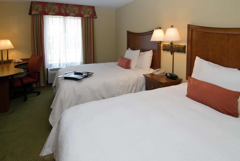 Hampton Inn & Suites Fort Myers Естеро Номер фото